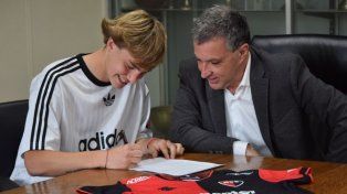 Gómez Mattar firmando el contrato tiempo atrás junto al presidente de Newells, Ignacio Astore.