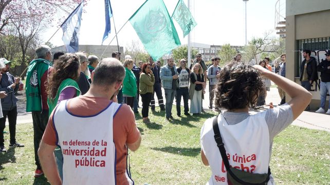 Los trabajadores del Conicet protestan en Rosario contra los recortes presupuestarios.