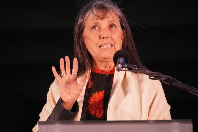 Claudia Piñeiro abrió la Feria del Libro con frases urgentes y dijo que en Rosario no se puede respirar