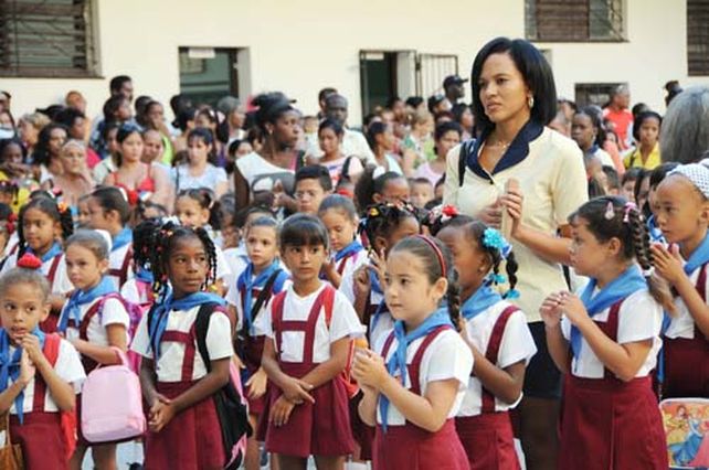 A clase. El grado de escolaridad logrado por Cuba es ejemplar.