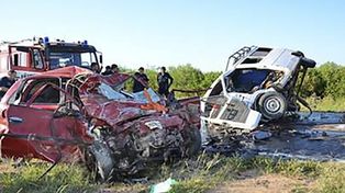 Choque frontal de una combi con un auto dejó seis muertos en Santiago del Estero