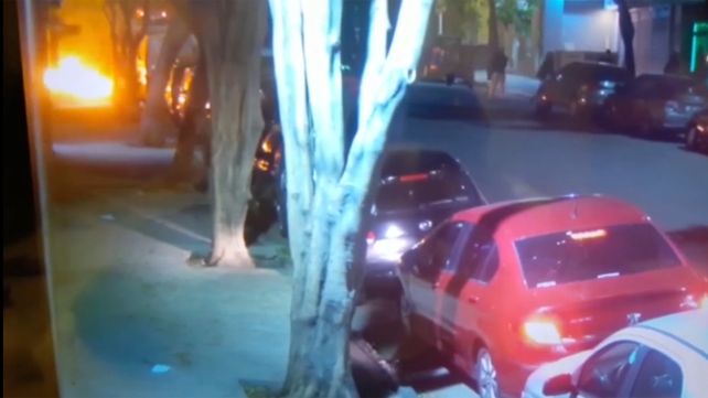 Las imágenes muestran el momento en que las molotov estallen frente al frente del edificio de Clarín.&nbsp;