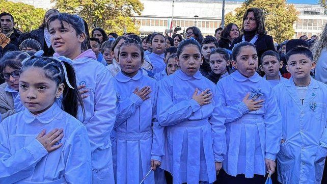 Día de la Bandera: emotiva promesa de cientos de alumnos en Plaza Mansilla