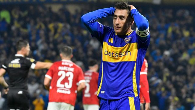 Merentiel se lamenta. A él le ganó la pelota Angulo para la victoria de Independiente sobre Boca