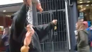 Extraña protesta contra la legalización del aborto en la peatonal rosarina