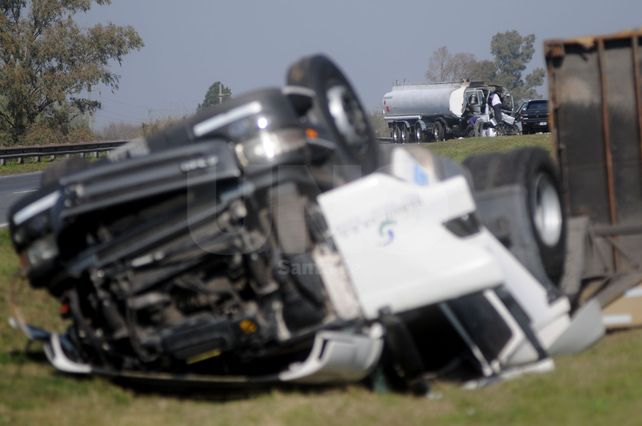 Un camión con combustible chocó con otro sobre la autopista