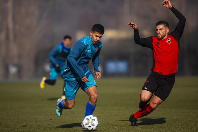 Leonel Roldán se lleva la pelota y Julián Fernández se esfuerza para taparlo.