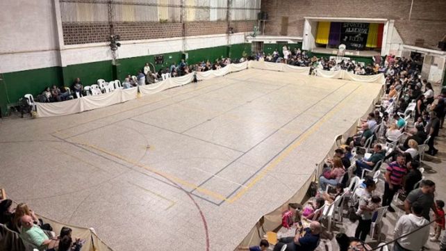 Una postal de la cancha techada con el tinglado y el escenario al fondo. Sportivo Alberdi