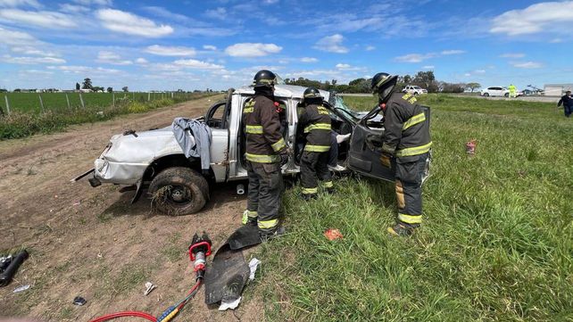 Así quedó la camioneta tras el vuelco en la Ruta 34
