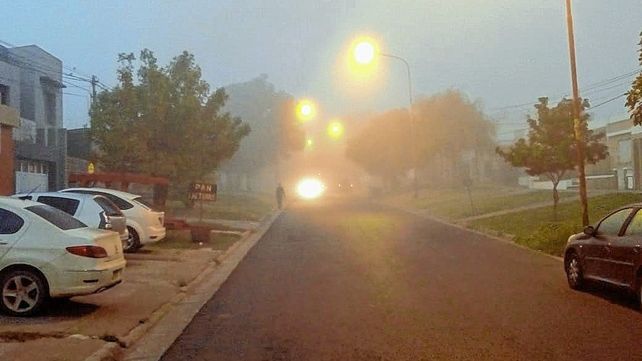 Una densa niebla cubre Paraná: piden circular con precaución