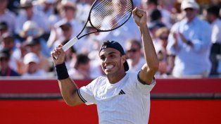 Francisco Cerúndolo ganó en tres sets y este domingo jugará la final en el césped londinense de Queens.