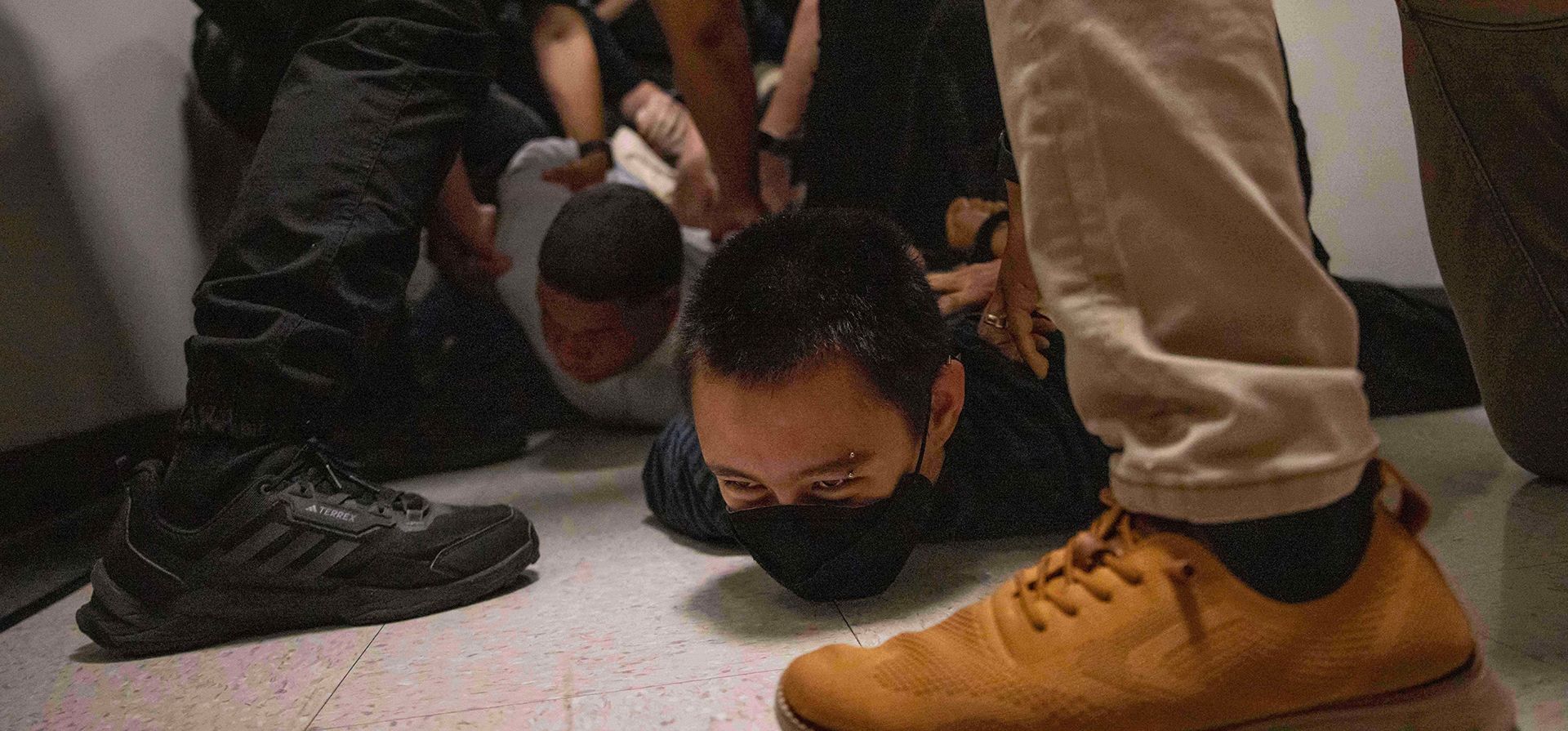 Un inmigrante dominicano y un activista, son detenidos por agentes de civil del Servicio de Inmigración y Control de Aduanas (ICE) tras una audiencia de inmigración en el tribunal de inmigración dentro del Edificio Federal Jacob K. Javits en Nueva York. (Foto AP/Yuki Iwamura, archivo) Un inmigrante dominicano y un activista, son detenidos por agentes de civil del Servicio de Inmigración y Control de Aduanas (ICE) tras una audiencia de inmigración en el tribunal de inmigración dentro del Edificio Federal Jacob K. Javits en Nueva York. (Foto AP/Yuki Iwamura, archivo)