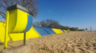 Pintadas de Rosario Central en la Rambla Catalunya. Los autores se tomaron todo el tiempo del mundo para pintar todo el balneario público.