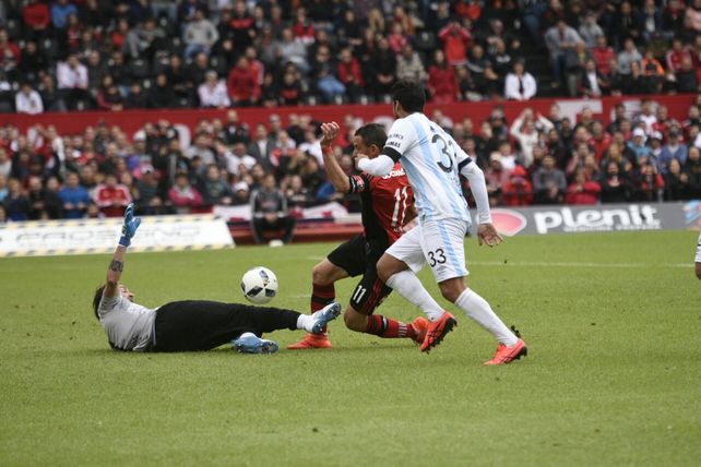 Lucchetti se anticipa a la entrada de Maxi y le ahoga el gol.&nbsp;