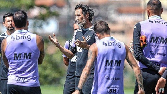 Eduardo Domínguez atraviesa un momento complicado como DT de Atlético Mineiro.