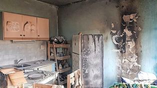 La cocina del departamento sufrió severos daños tras el incendio.