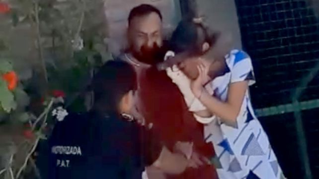 La polic&iacute;a rescat&oacute; a la nena y detuvo al delincuente. (Captura de pantalla)