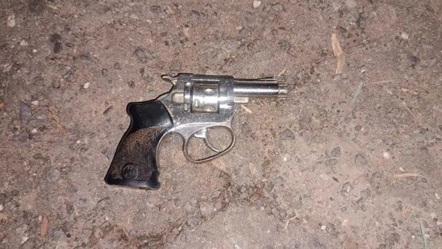 Un menor de 13 años fue demorado en la madrugada de este sábado. Llevaba un revólver calibre .22 entre sus ropas e intentó huir de la Policía&nbsp;