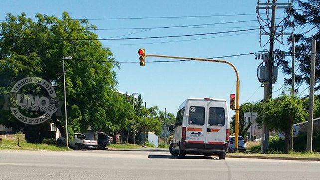 Transporte escolar dobla en U y queda atravesado