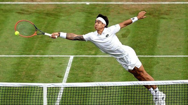 Francisco Comesaña luchó pero no pudo impedir su eliminación en la tercera ronda de Wimbledon. Francisco Comesaña luchó pero no pudo impedir su eliminación en la tercera ronda de Wimbledon.