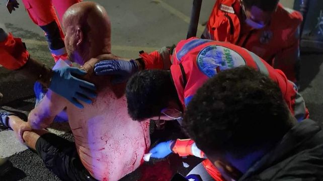 El hincha herido fue atendido y derivado a un centro asistencial donde se recupera. Todo sucedió en la previa a Milan-Newcastle.