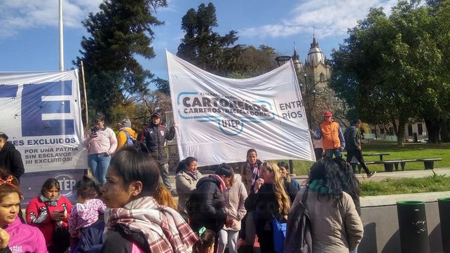 Movimientos sociales y trabajadores de la economía popular se concentraron frente a la Bolsa de Cereales de Entre Ríos en reclamo de un salario básico universal