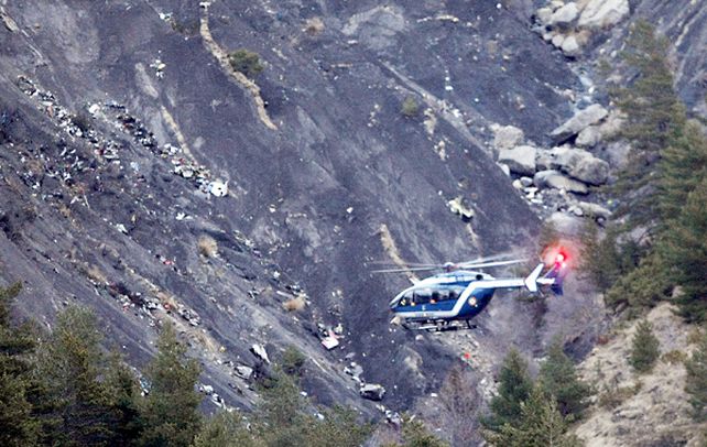 El sitio. Un helicóptero de rescate sobrevuela los restos del avión que quedaron dispersos en la ladera de la montaña