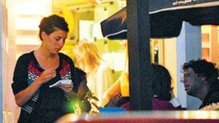 De millonaria a simple empleada: la hija de Macri trabaja de moza en Punta del Este