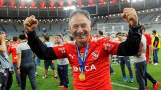 Holan dio marcha atrás y seguirá en Independiente