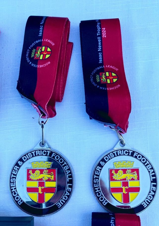 Las medallas que se entregaron en el Isaac Newell Trophy, con los colores rojinegros.