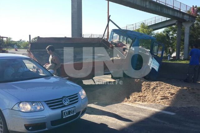 Un camión que transportaba arena chocó en la 168
