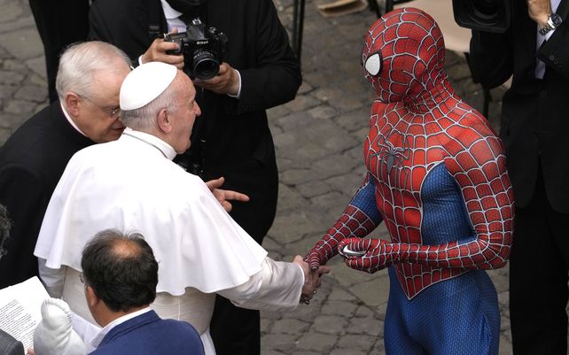 Un hombre vestido como Spider Man saluda al Papa Francisco al final de su audiencia general semanal con un número limitado de fieles en el patio de San Damaso en el Vaticano.
