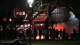 En un clima de tensión, un grupo de socios de Newells exigió hoy que se desarrolle antes el proceso electoral.&nbsp;