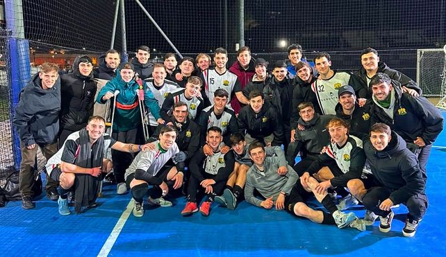 El plantel completo de Argentino Sirio campeón
