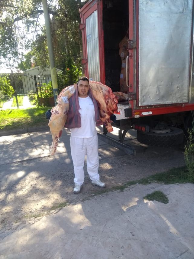 El trabajo. Muga, reparte carne en todos los negocios de la región para el frigorífico Integrado de Villa Gobernador Gálvez. 