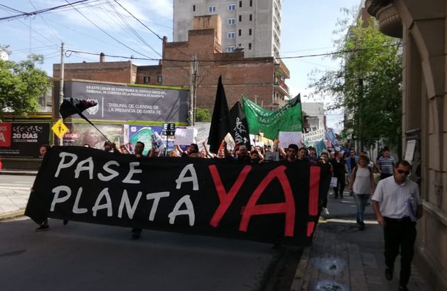Masiva marcha de trabajadores contratados por el pase a planta permanente