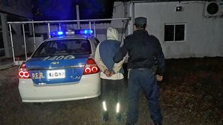 Jóvenes con tobilleras electrónicas arrestadas en la calle
