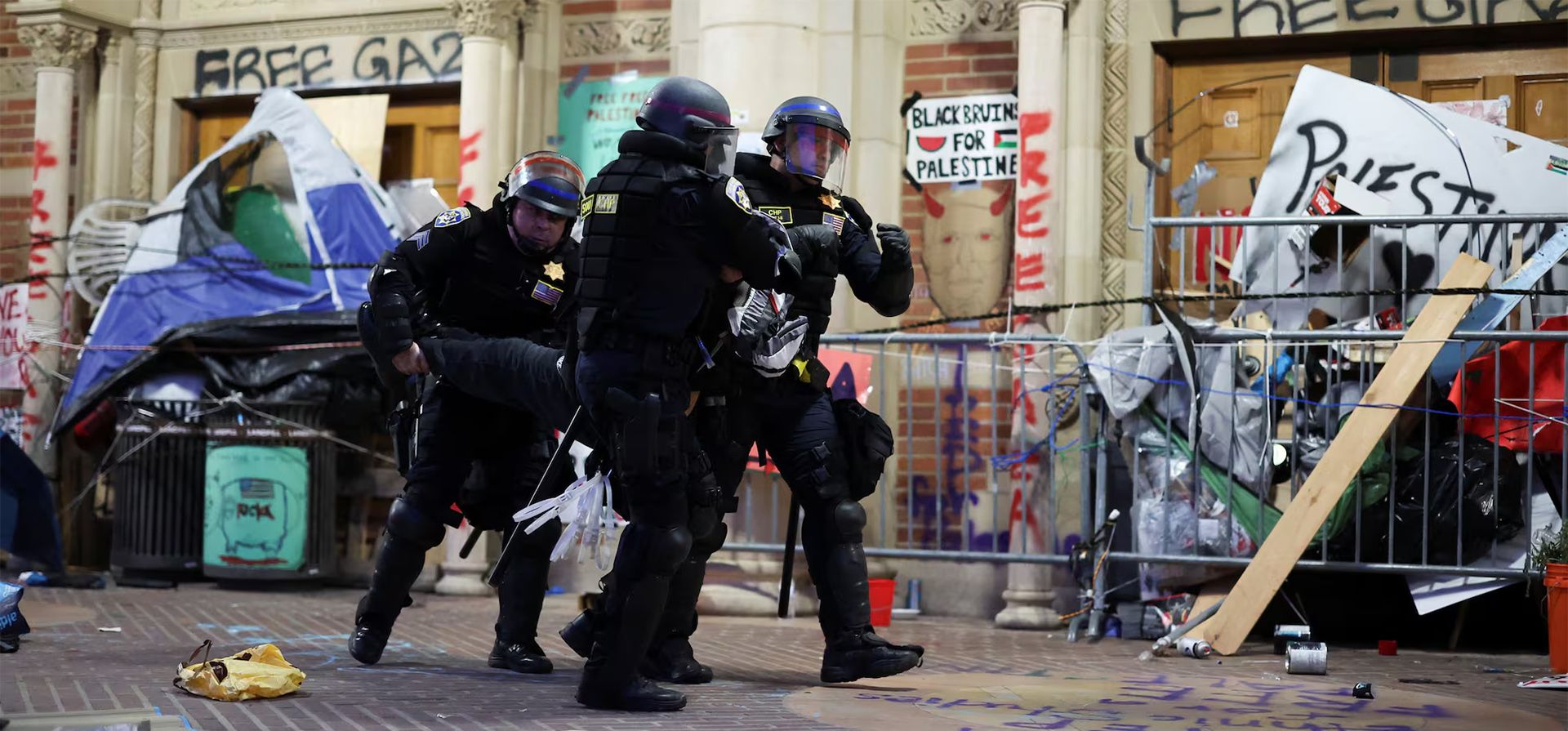 Impactantes imágenes de los enfrentamientos entre estudiantes y policías en las universidades de EE.UU.