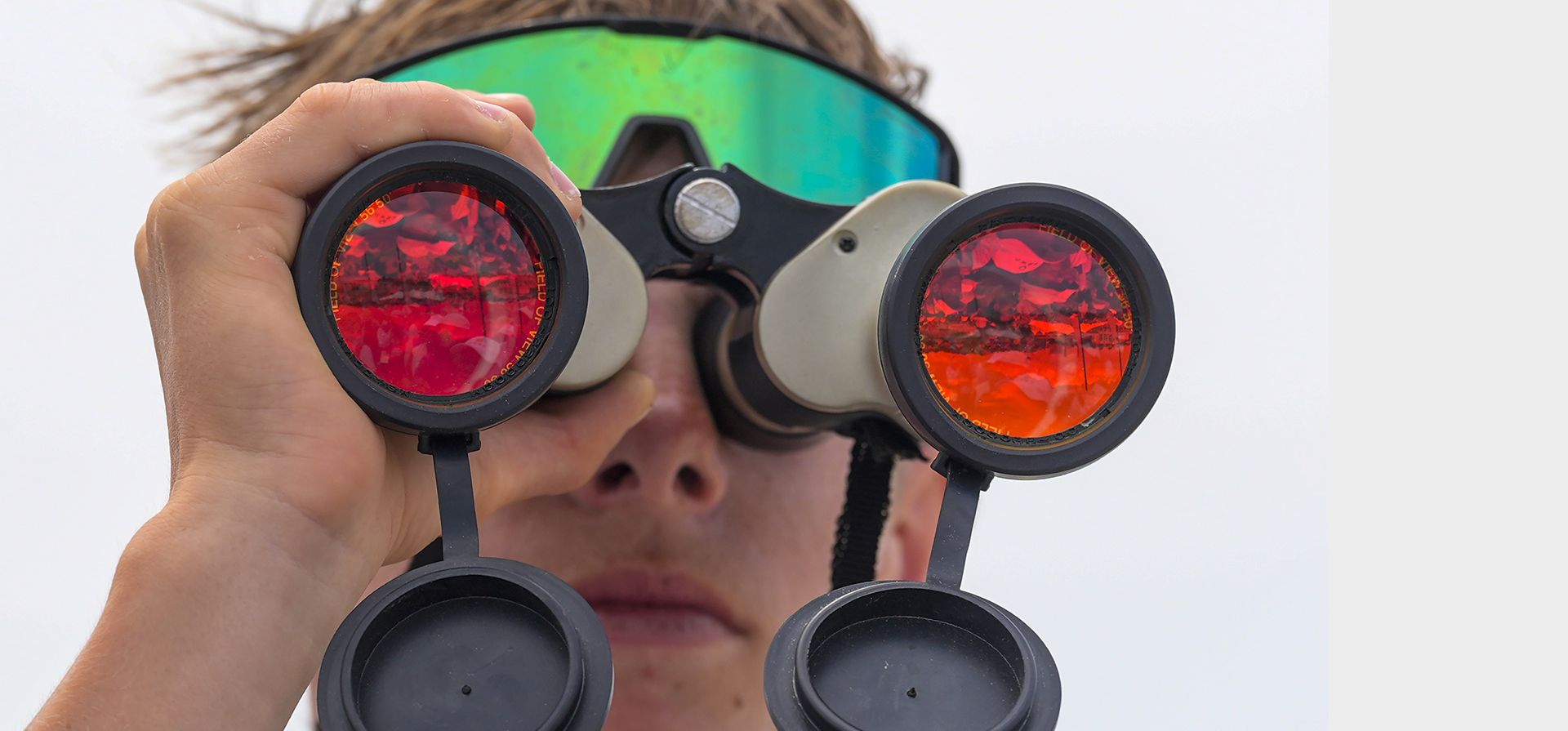 Un espectador usa binoculares para ver las carreras de vela durante los Juegos Olímpicos de Verano de 2024, el miércoles 7 de agosto de 2024, en Marsella, Francia. (Foto AP/Jacquelyn Martin) Un espectador usa binoculares para ver las carreras de vela durante los Juegos Olímpicos de Verano de 2024, el miércoles 7 de agosto de 2024, en Marsella, Francia. (Foto AP/Jacquelyn Martin)
