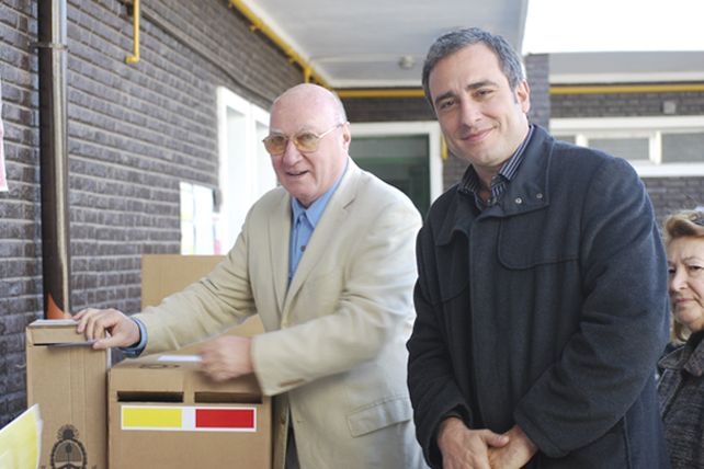 Carignano votó en Roldán acompañado por Cachi Martínez