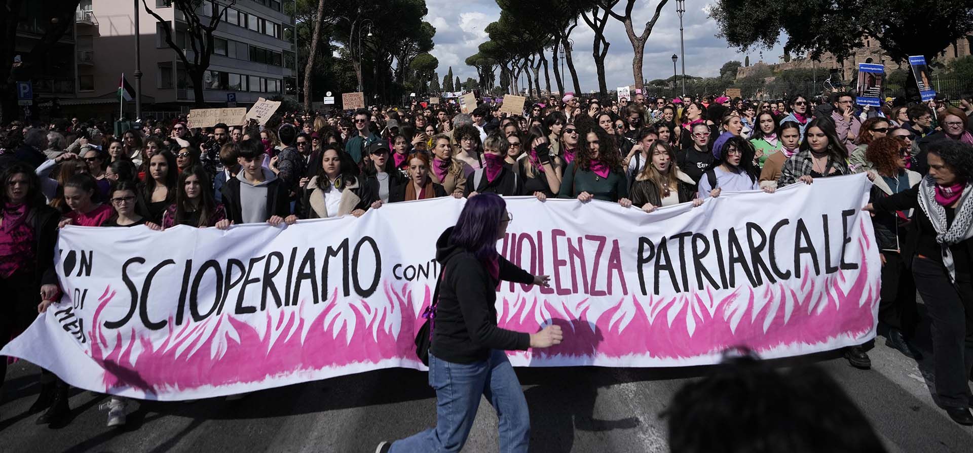 Marcha con motivo del Día Internacional de la Mujer, en Roma, el viernes 8 de marzo de 2024, se muestra una pancarta que dice en italiano "Nosotros atacamos la violencia patriarcal". (Foto AP/Alessandra Tarantino) Marcha con motivo del Día Internacional de la Mujer, en Roma, el viernes 8 de marzo de 2024, se muestra una pancarta que dice en italiano "Nosotros atacamos la violencia patriarcal". (Foto AP/Alessandra Tarantino)