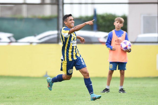 Lautaro Figueroa celebra el primer tanto de Central en la mañana de Arroyo Seco.