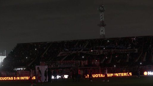 El Chiqui Tapia a oscuras: el estreno del sistema lumínico del estadio fue un papelón
