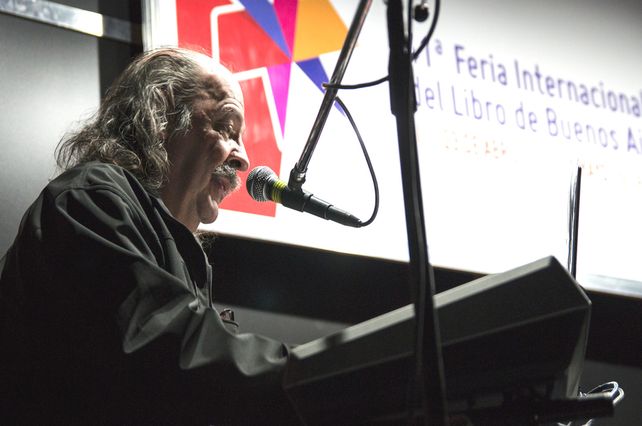 Nebbia cerró la jornada con una presentación acústica./ Secretaría Comunicación Social.