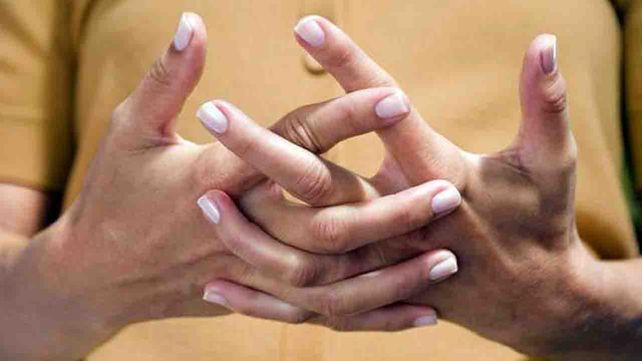 ¿Sonarse los dedos genera artritis?