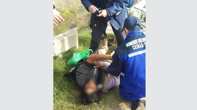 Iban al almuerzo del Día del Bombero y pararon a asistir a un hombre al costado de la ruta