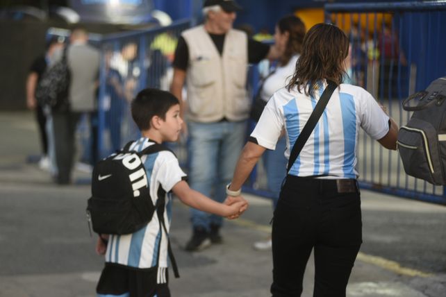 La mamá y su hijo, al que alguna vez le explicará lo que fue la Guerra de Malvinas.