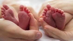 El caso de una mujer dio a luz a gemelos en diferentes días, mes y año