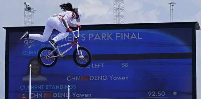 Deng Yawen, de China, realiza un truco durante la final femenina de ciclismo BMX estilo libre en los Juegos Olímpicos 2024. (Foto AP/Frank Franklin II)