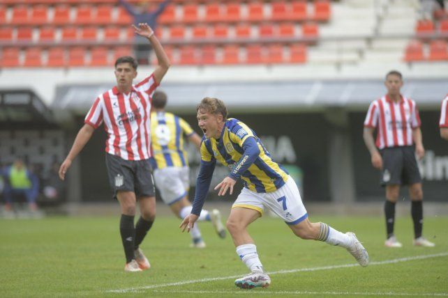 Lucas Ramos ya convirtió y sale desesperado a festejarlo. Con ese tanto, Central sacó el pasaje a la semifinal.